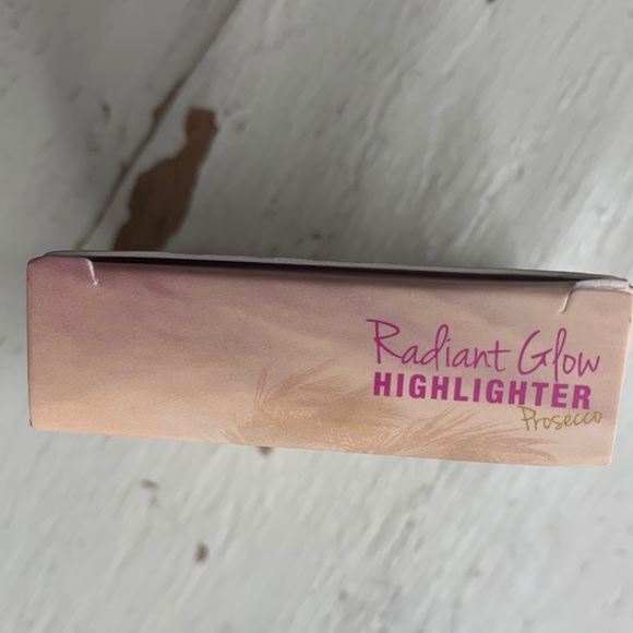 IBY BEAUTY Radiant Glow Highlighter in Prosecco - Picture 4 of 9